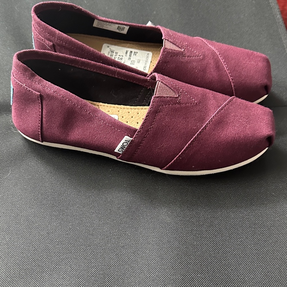 Toms Women's Slip-On Flats in Burgundy Canvas NEW - Picture 2 of 2